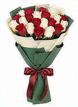 Букет Микс из красных и белых роз в Терезе