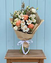 Букет цветов из:  Альстромерии, Лизиантусы, Розы и Хризантемы в Терезе