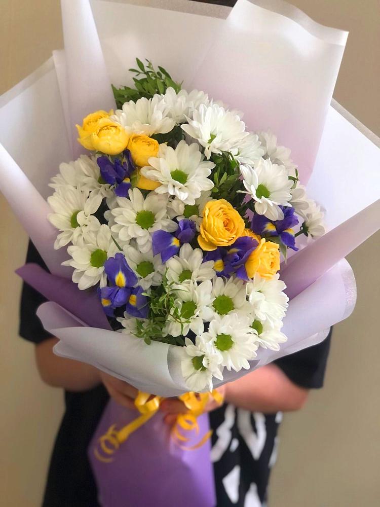 Букет цветов из: Ирисы, Хризантемы и Розы в Терезе