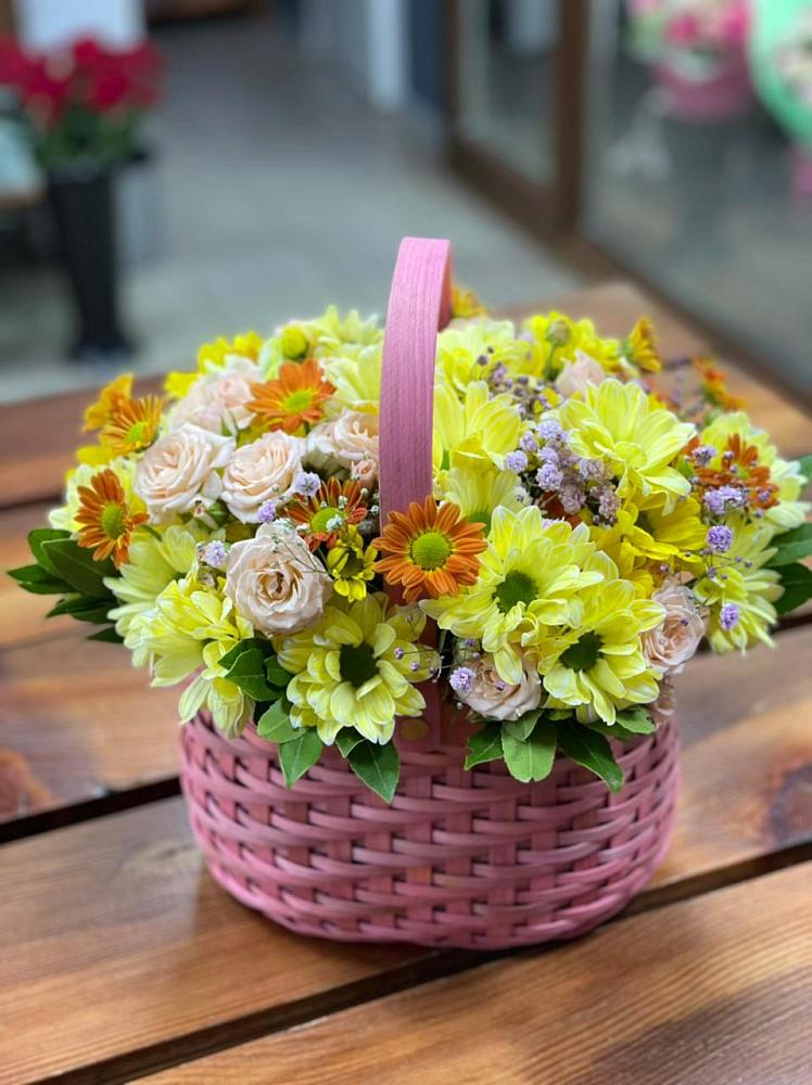Цветочная композиция из Хризантемы и Розы в корзине в Терезе
