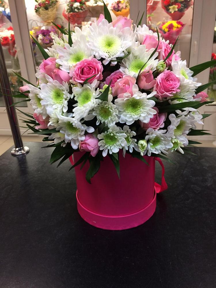 Цветочная композиция из Розы и Хризантемы в шляпной коробке в Терезе