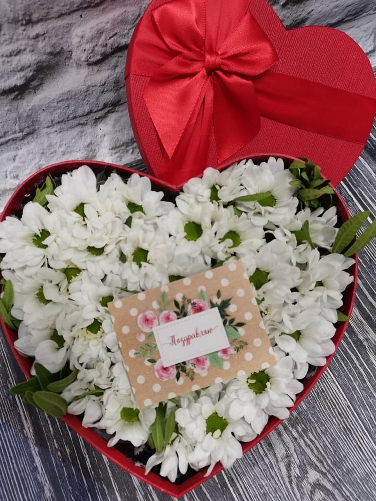 Цветочная композиция из Хризантемы в виде сердца в Терезе