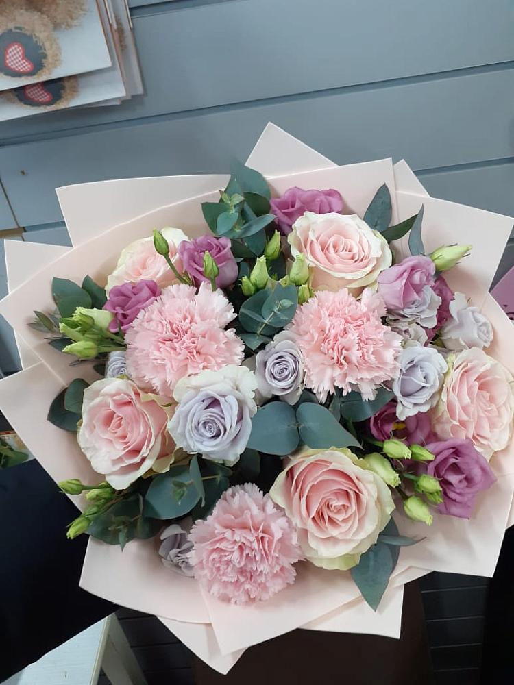 Букет цветов из: Розы, Гвоздики и Лизиантусы в Терезе